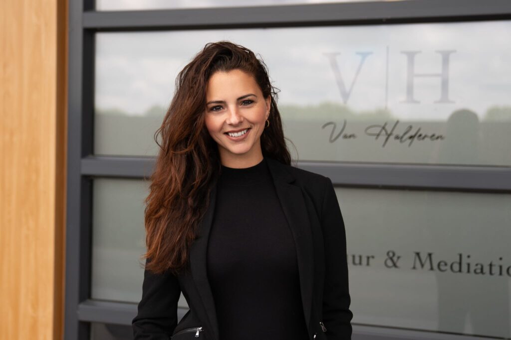 Lindsay van Halderen bij logo VH Advocatuur & Mediation