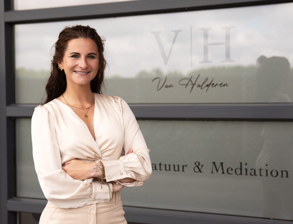 Shanna van Halderen bij logo VH Advocatuur & Mediation